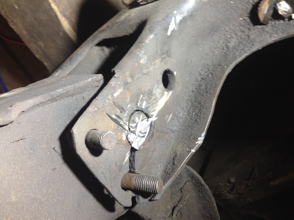 Сайлентблок в раме. Рычаги. — Nissan Terrano I, 2,7 л, 1990 года ...