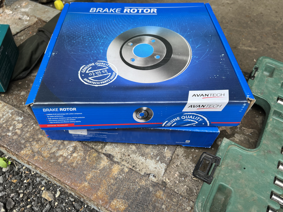 Замена тормозных дисков/колодок — Toyota Voxy (2G), 2 л, 2008 года ...