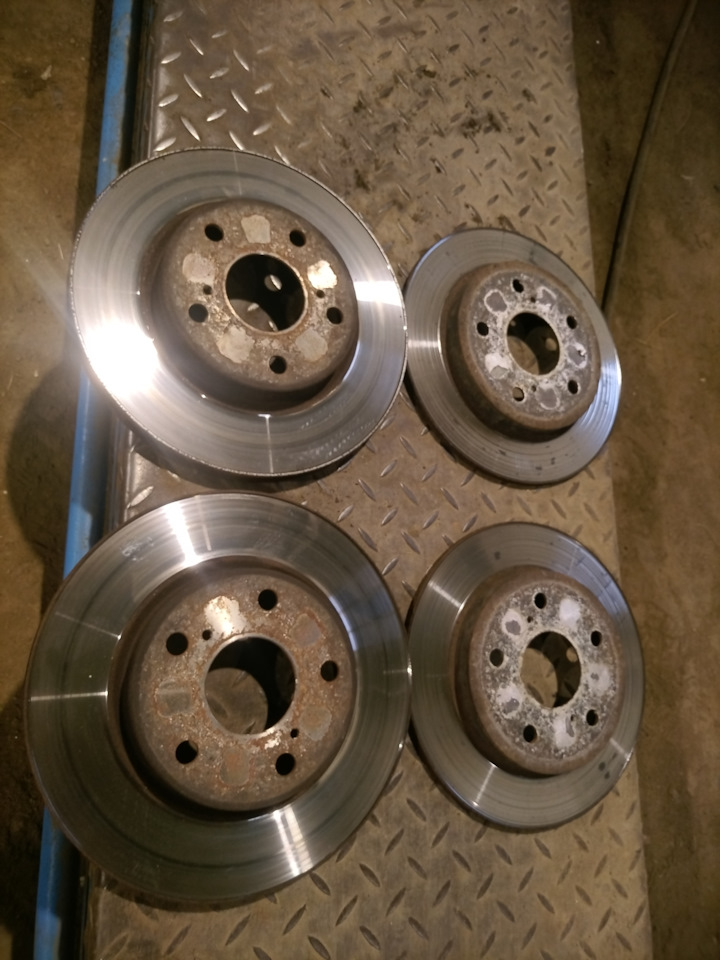 Тормозные диски на Toyota Auris (1G), Toyota Corolla (140/150). Б/у | 3 ...