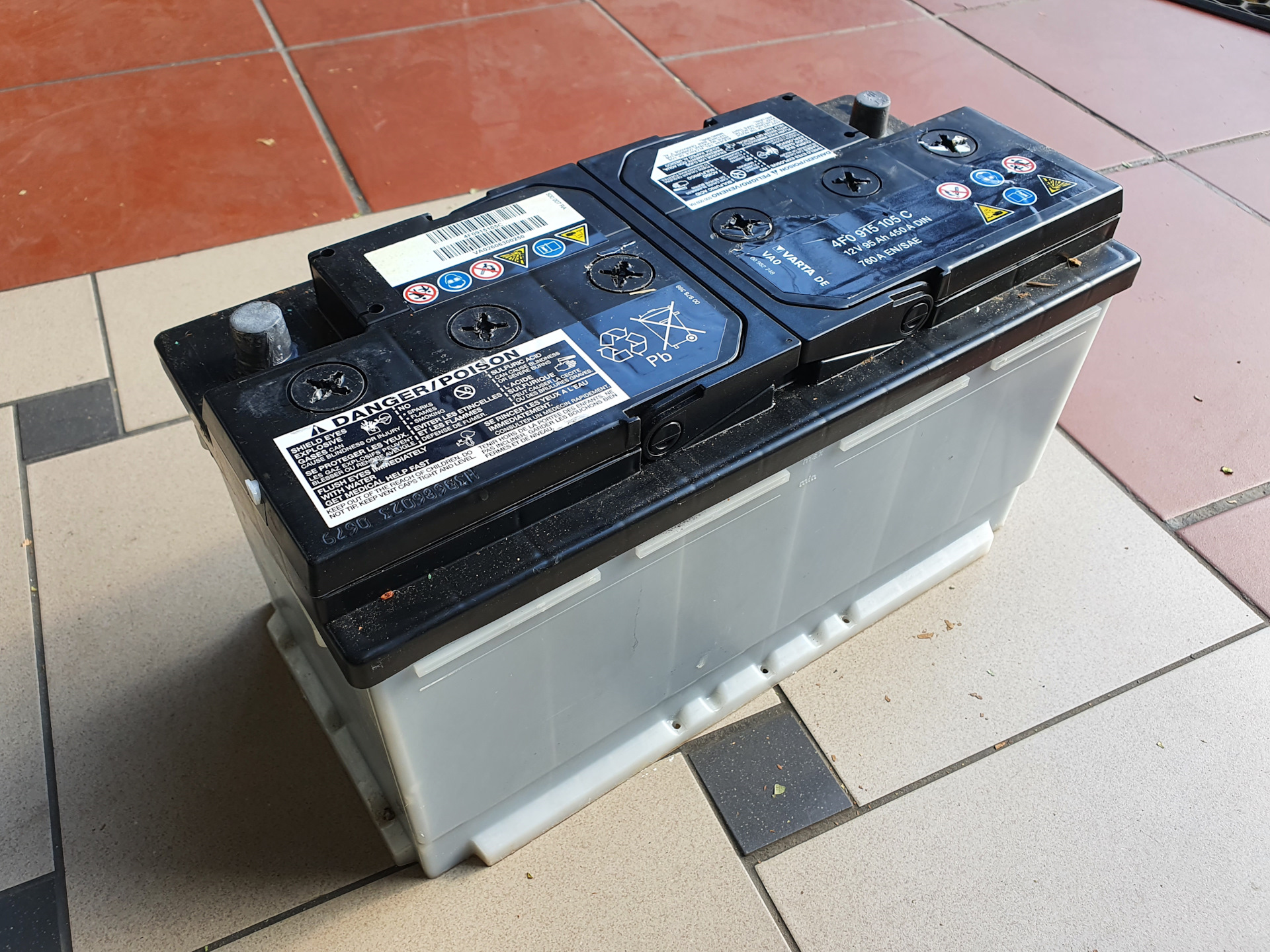 Установка нового АКБ VARTA Silver Dynamic 12B 100Ah 830A(EN) R+ ...