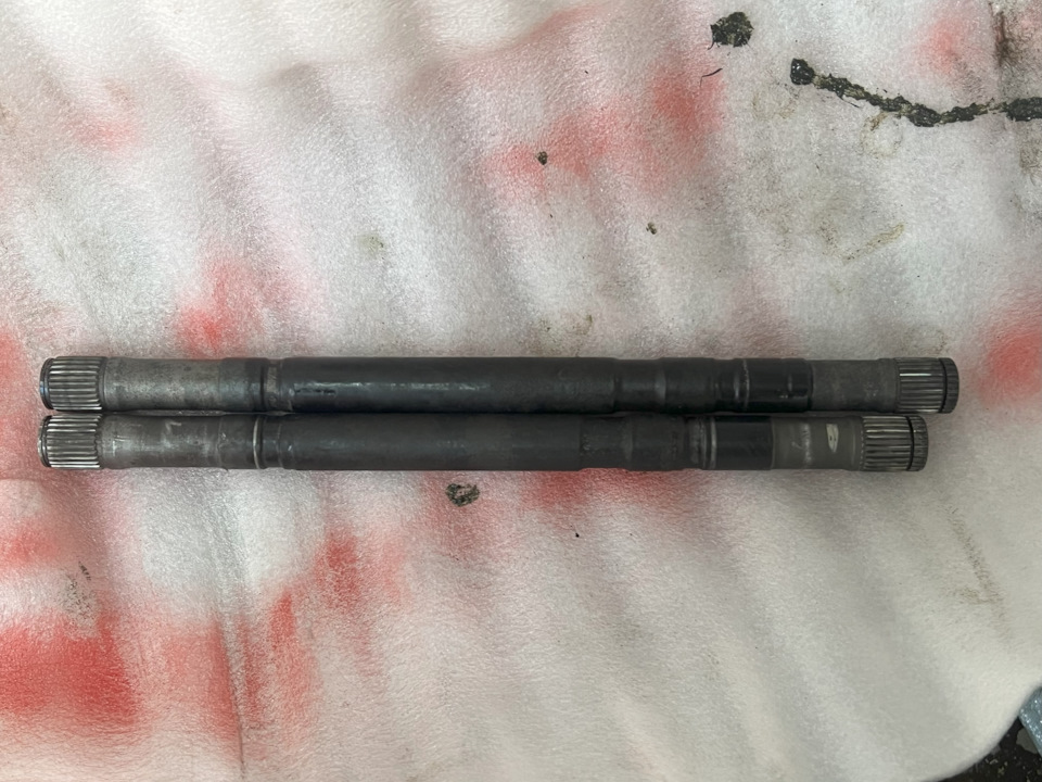 Левые палки, сверху от 34 кузова оказалась длиньше, снизу с 32 — Nissan Laurel (C35)