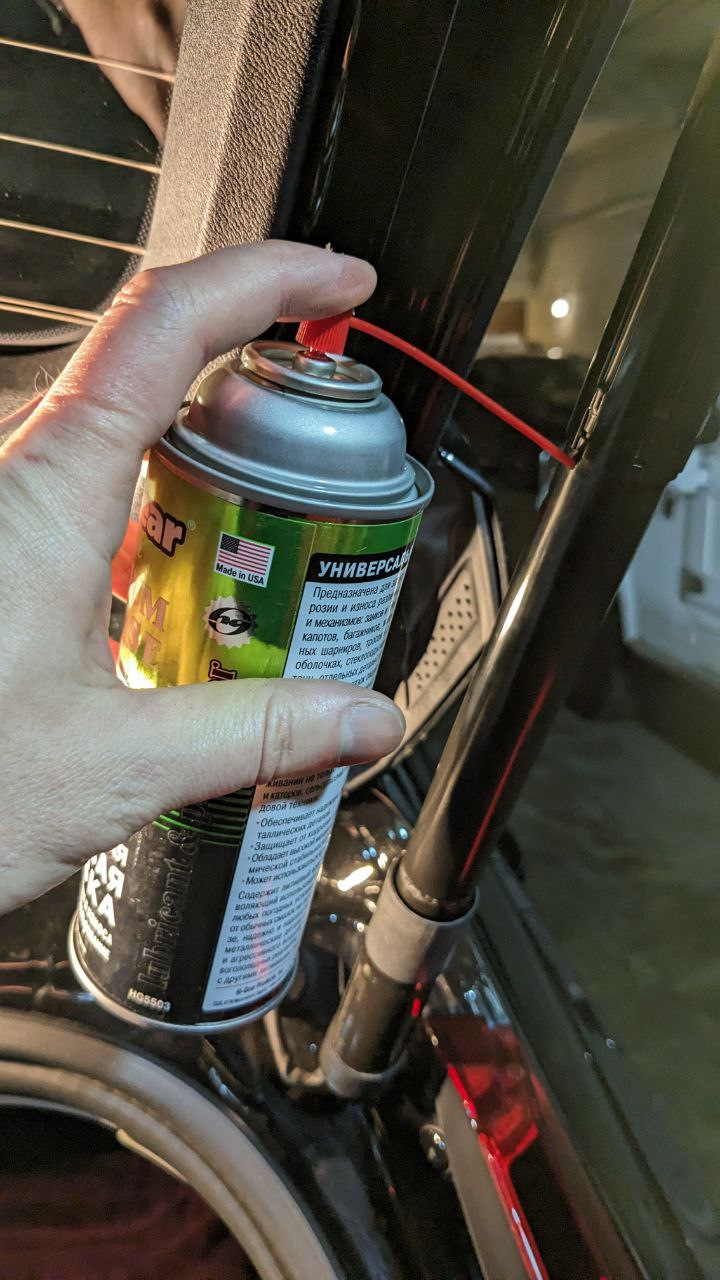 Мажем. Трубочку лучше немного изогнуть заранее и направить в вниз. В любом случае смазка сама распределится должным образом. Мазать без фанатизма, лишнее там ни к чему. Пшикнул — попробовал, потом еще. Если сразу слишком много задуть, лишнее будет выходить через стык труб, придется протирать. — Volvo V60 Cross Country (2G)