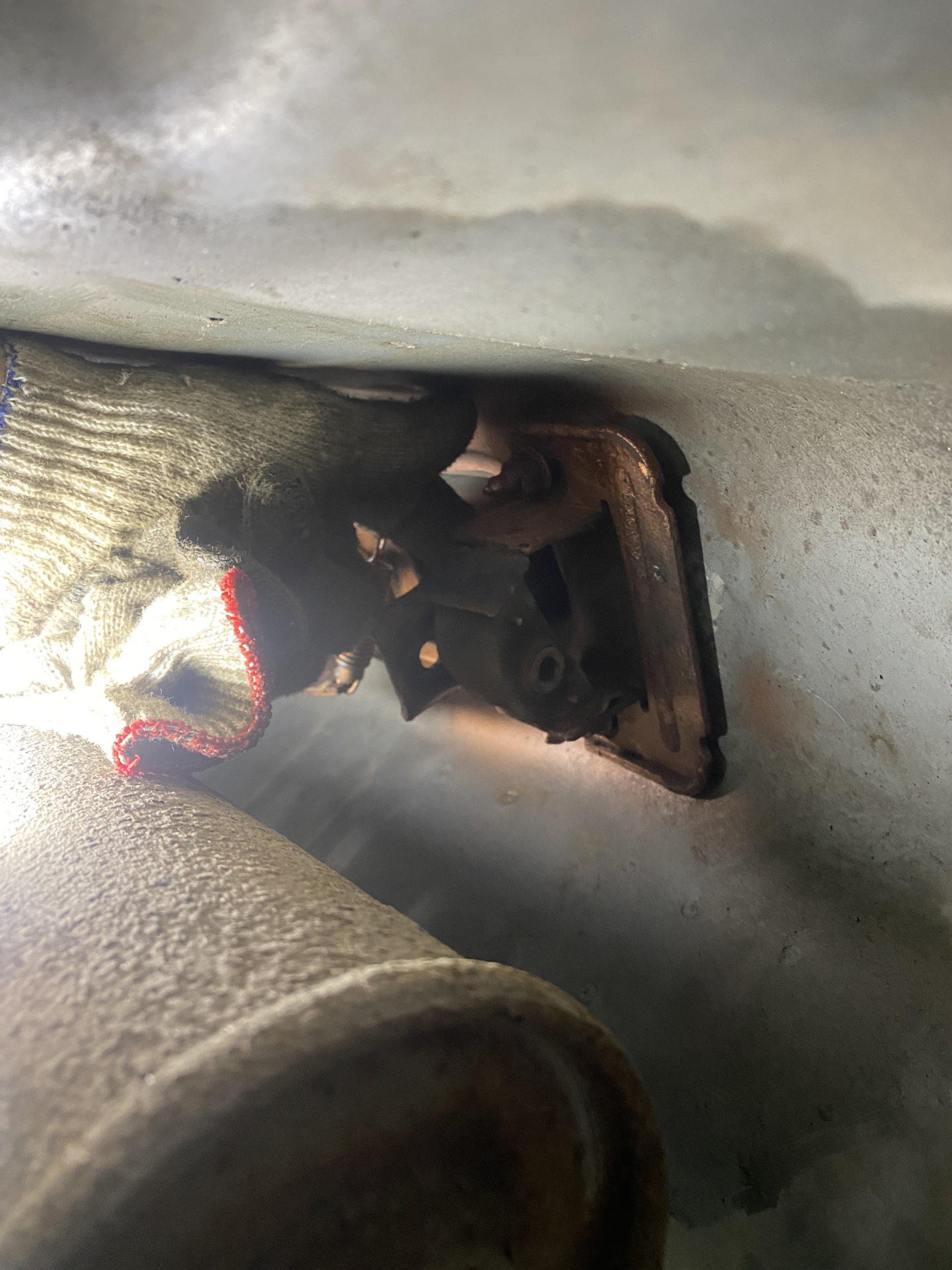 Опора кулисы — Nissan Almera Classic (B10), 1,6 л., 2007 года | поломка ...