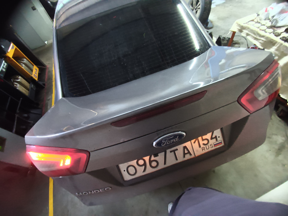 Потухла лампа габарита на багажнике — Ford Mondeo IV, 2 л, 2011 года ...