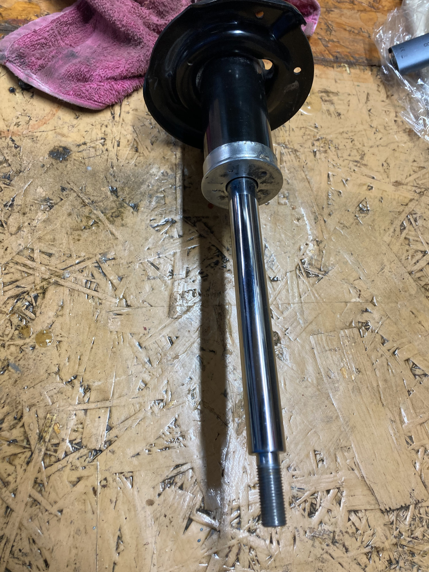 Замена переднего пыльника стойки амортизатора — Nissan Dayz (1G), 0,7 л ...