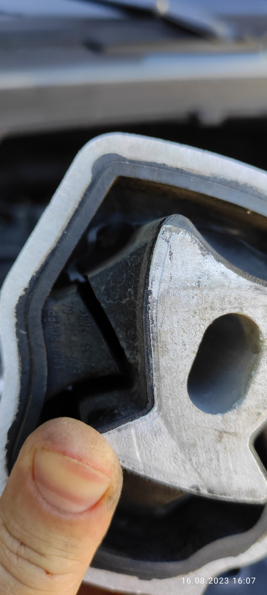 Замена верхней подушки двигателя — Land Rover Freelander 2, 3,2 л, 2009 ...