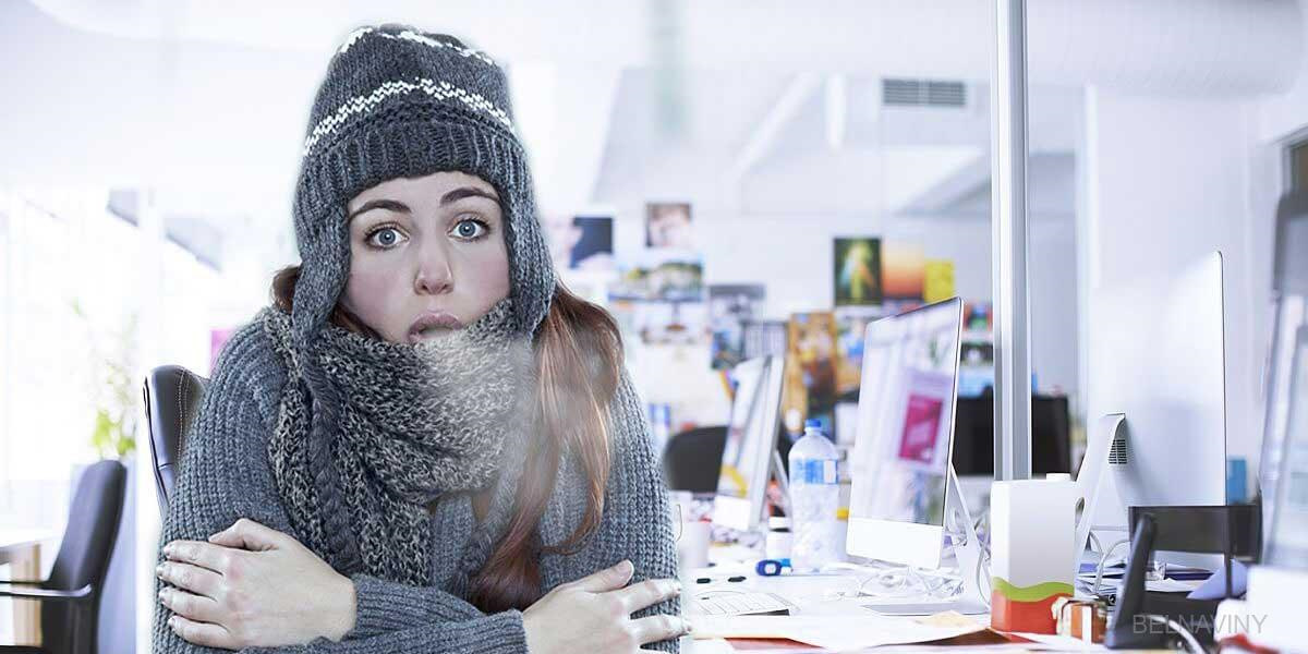 Думаю ей холодно. Холодно. Замерзшая девушка. Холод в офисе.