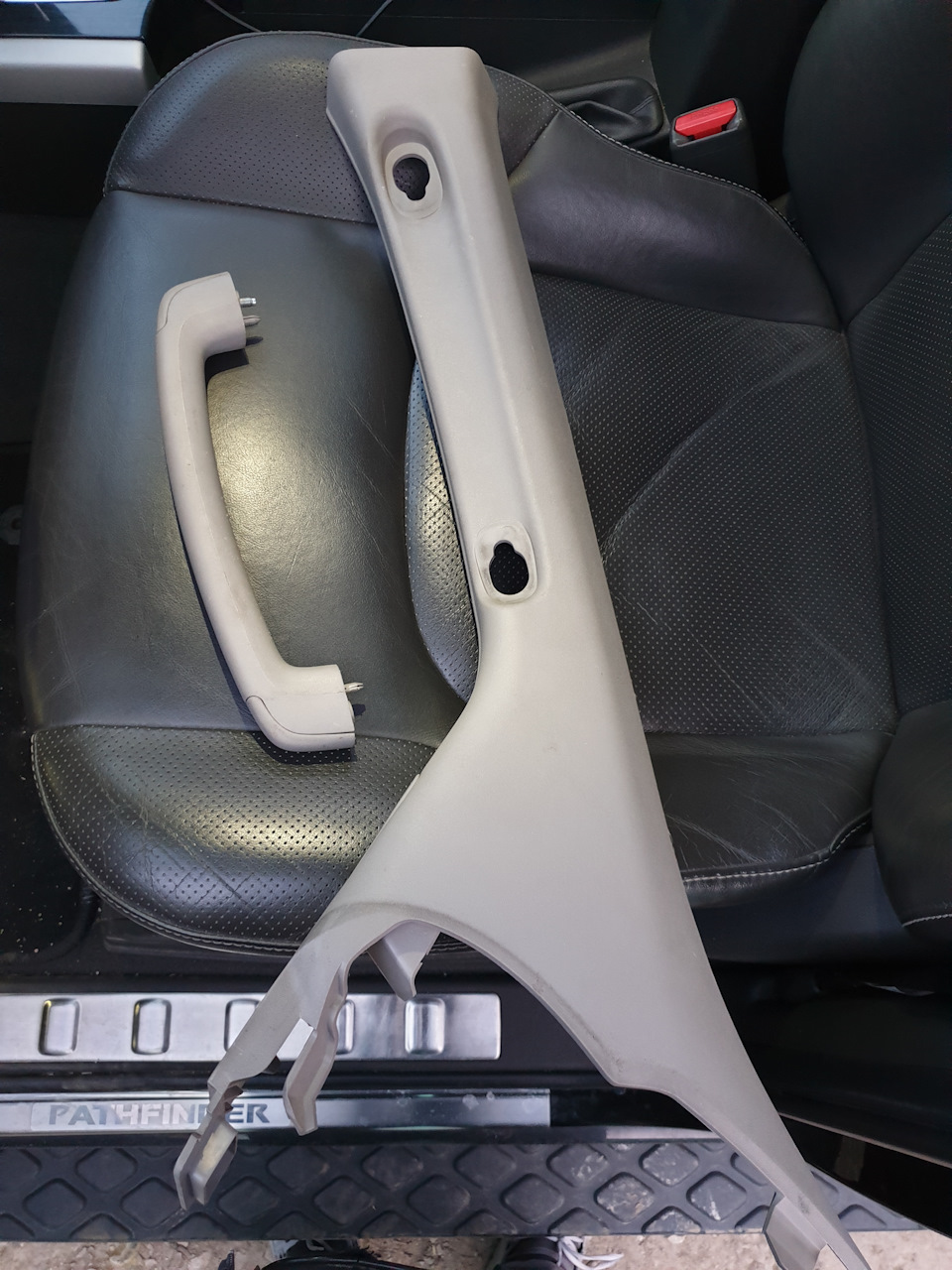 Nissan pathfinder r52 как снять обшивку стойки Ручка в стойку с левой стороны - Nissan Pathfinder (3G), 2,5 л, 2012 года аксесс