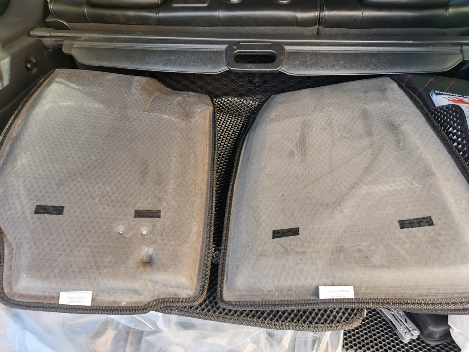 На внутрянке есть липучка, и есть выпуклость, чтоб коврик держался за штатное крепление, но есть задумки как аккуратно все это переделать) — Jeep Grand Cherokee (WK)