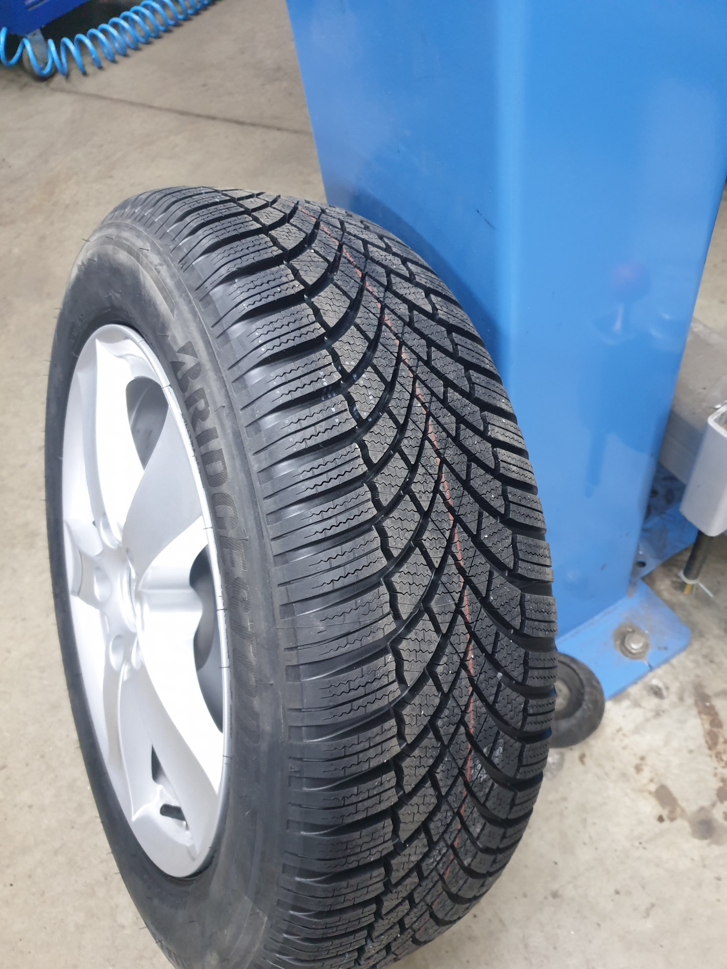 Michelin x-Ice Snow. Blizzak lm005 205/60 r16 96h.