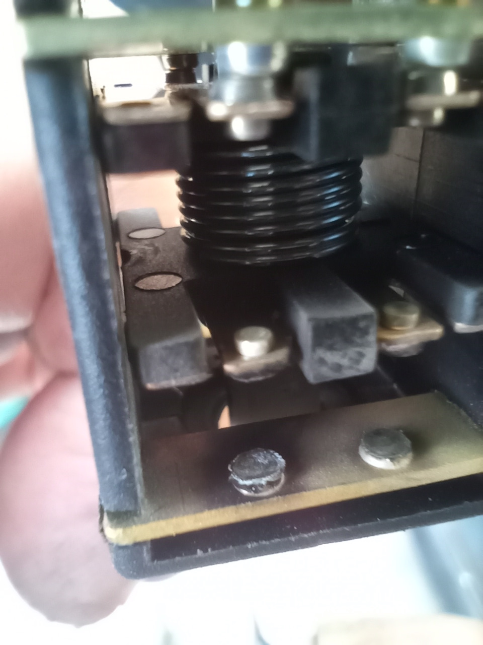 Лягушка (концевой выключатель) педали тормоза. Электронная. — SsangYong ...