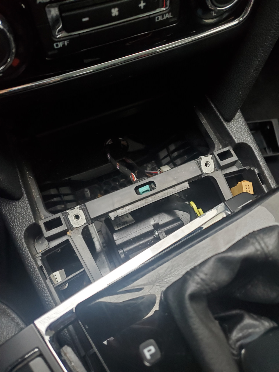 Замена лампочки прикуривателя Skoda Superb 2012 лампочка W1,2W — Skoda ...