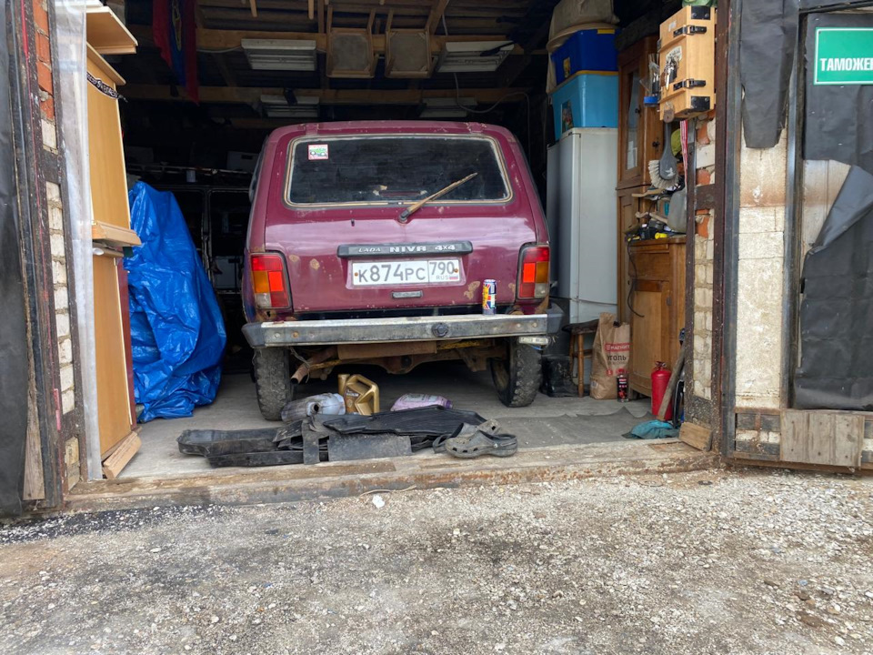 В гараже — Lada 4x4 3D