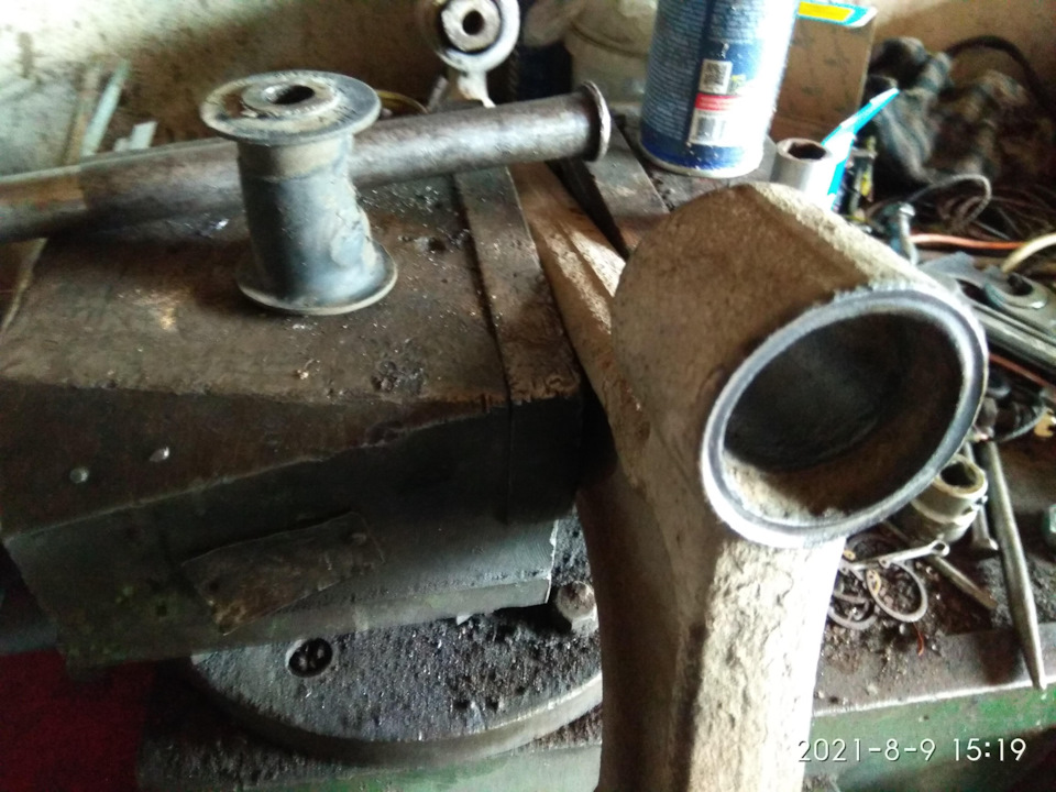 Рычаг и то что осталось от сайленблока. — Volkswagen Caravelle (T4)