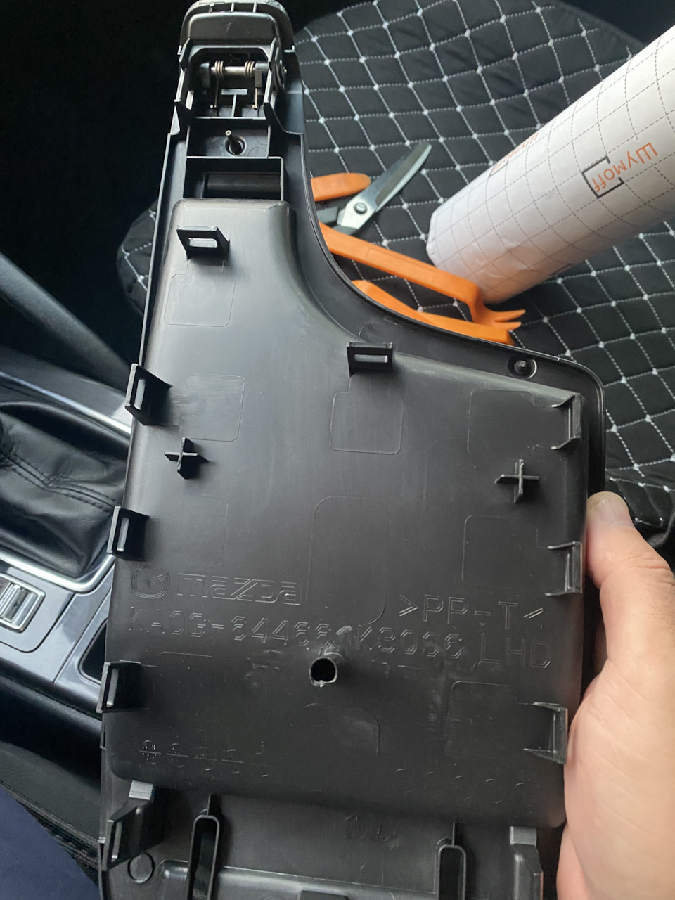 Продолжаем шумить машину, крючок крышки бардачка и Лаврушка мне в бак ...