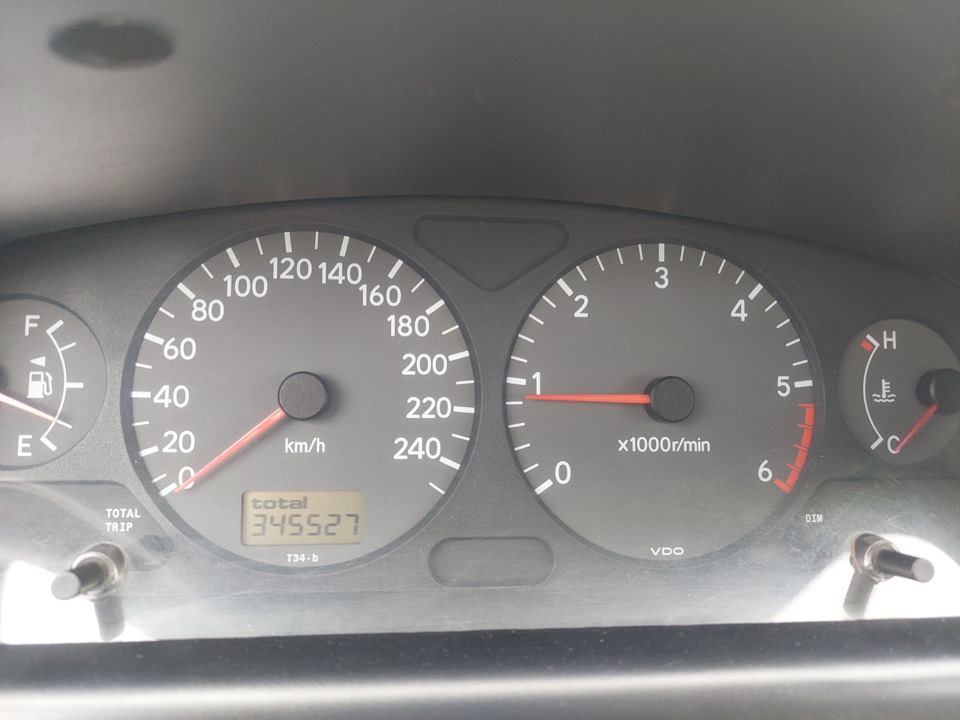 Обороты на холодную — Toyota Avensis I