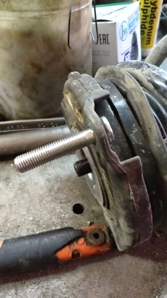 03. Przód: zdejmij koło; wypnij przewody ABS/hamulcowe z uchwytów na kolumnie, aby ich nie naciągnąć. — Hyundai Santa Fe TM