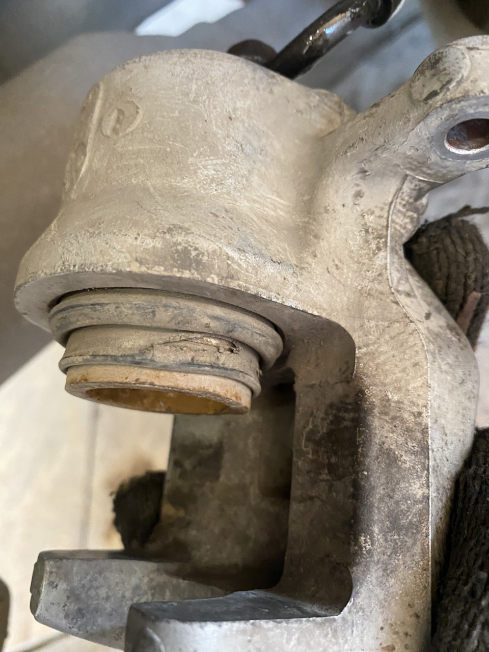 Замена пыльника тормозного цилиндра — Toyota RAV4 (III), 2,4 л, 2007 ...