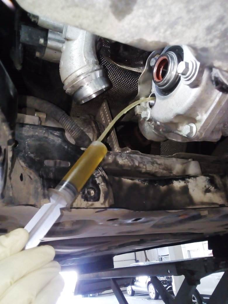 Долили масла в угловом редукторе до уровня — Volvo XC90 (2G)