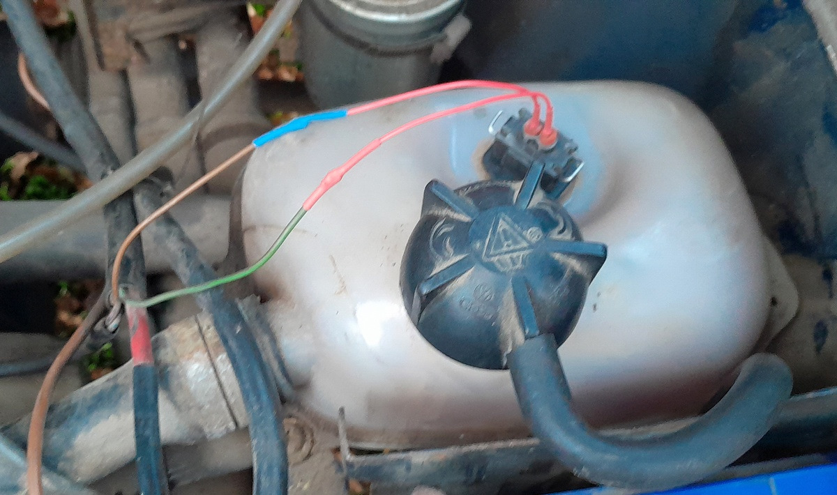 Датчик на расширительном бачке. — Volkswagen Transporter T3, 1,9 л ...