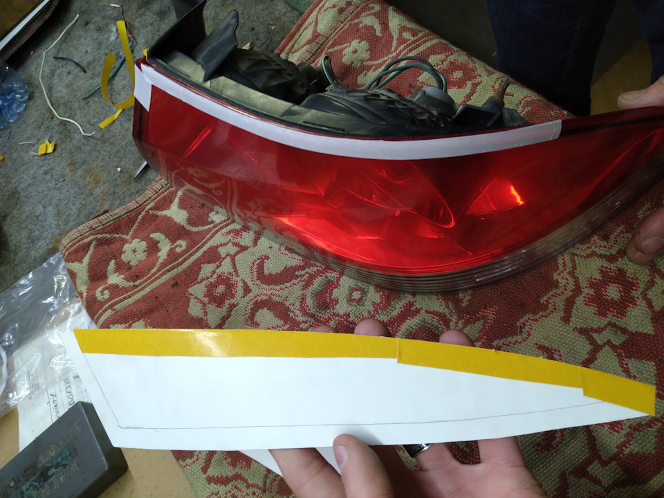 на что приклеить реснички на фары лансер 9