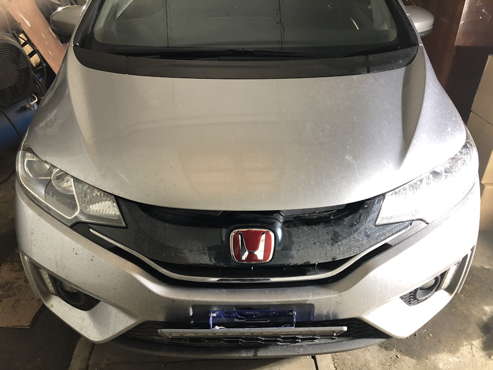 Замена эмблем и заднего регистрационного знака — Honda Fit (3G), 1,3 л ...
