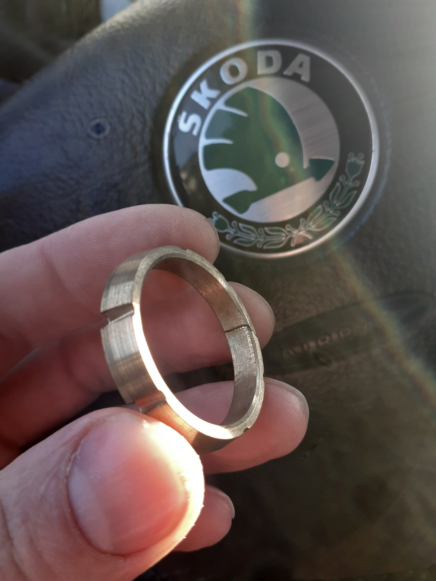 Кольцо треснуло. Лопнуло серебряное кольцо. Кольцо лопнуло обручальное кольцо. Лопнуло кольцо на пальце.