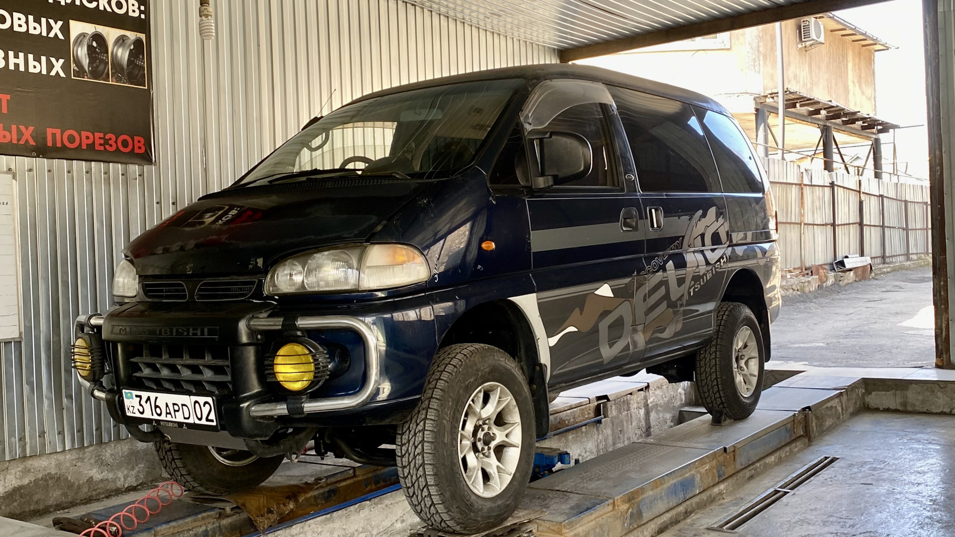 Mitsubishi Delica (L400) 2.4 бензиновый 1994 | 2.4 4g64 на DRIVE2