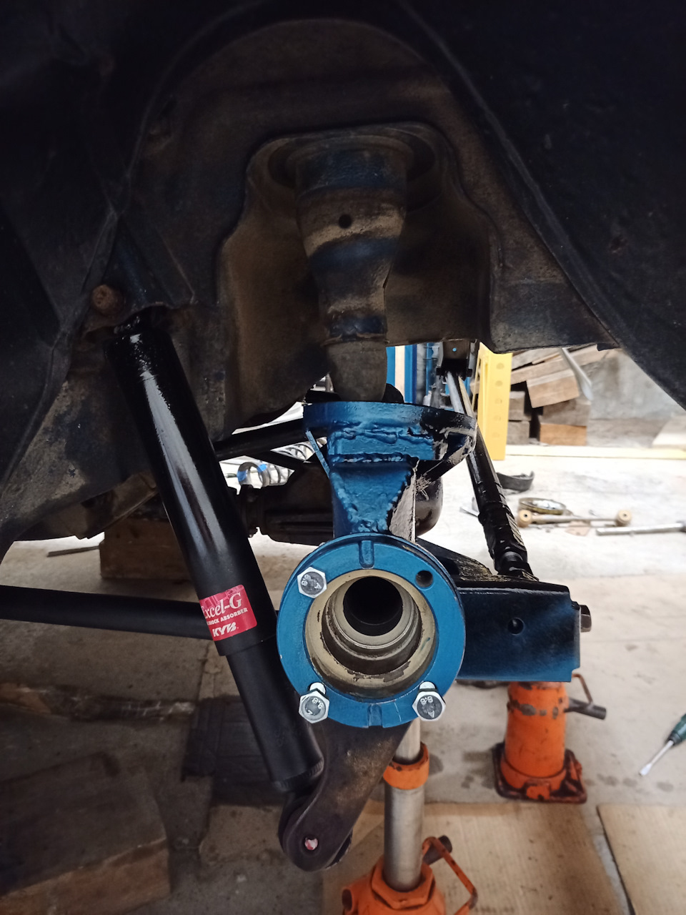 Амортизатор mmc l200 передний. Какие задние амортизаторы поставить на ниву. Какие задние амортизаторы поставить на ниву. Амортизаторы митсубиси л200. Крепление заднего амортизатора нива 2121.