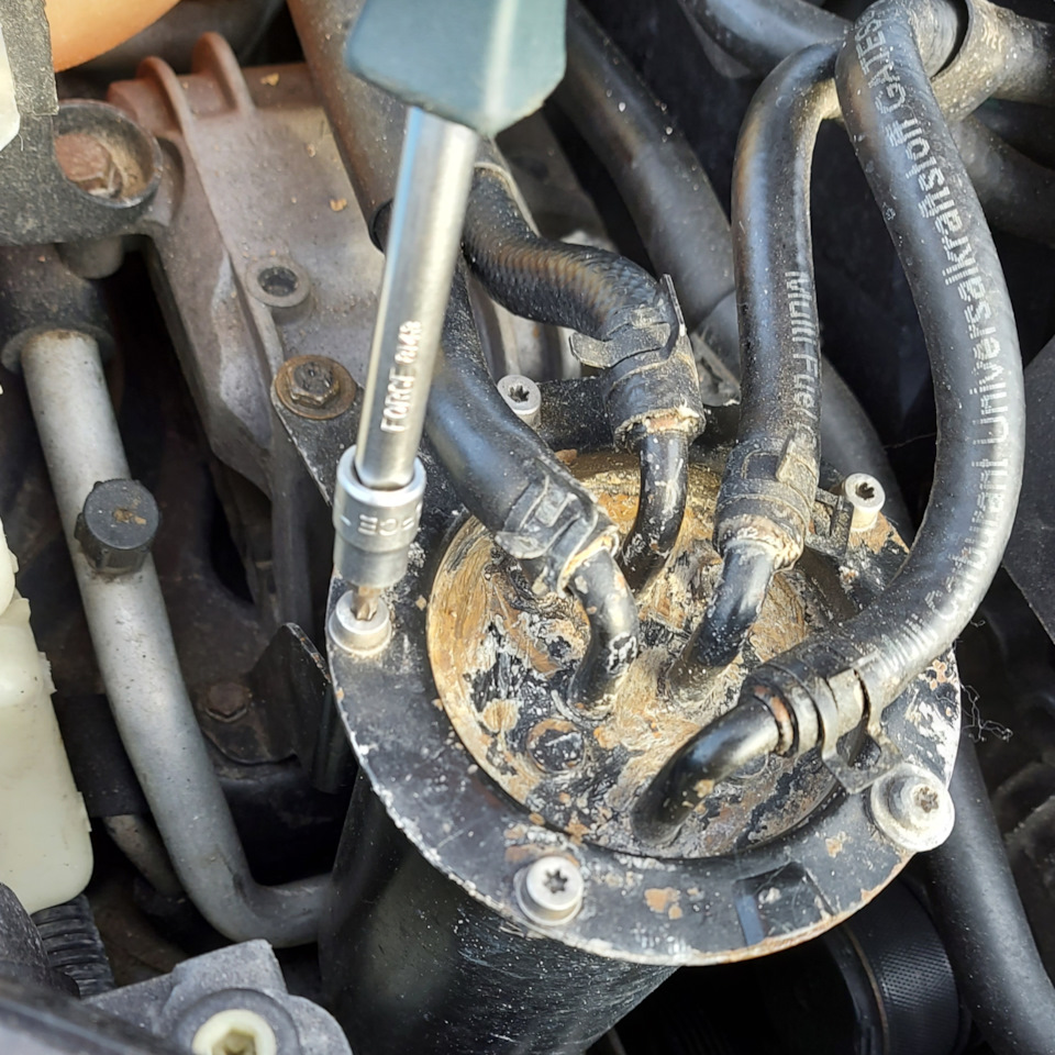 Проверка и замена топливного фильтра Volkswagen Passat B3