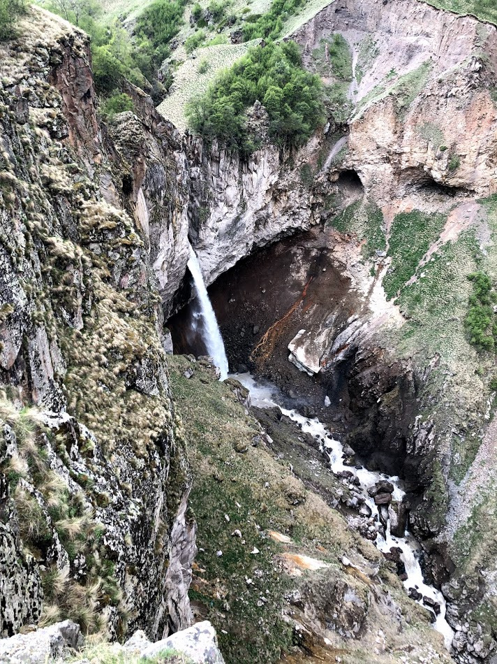 Водопад Кызыл Су. — KIA Sorento (2G)