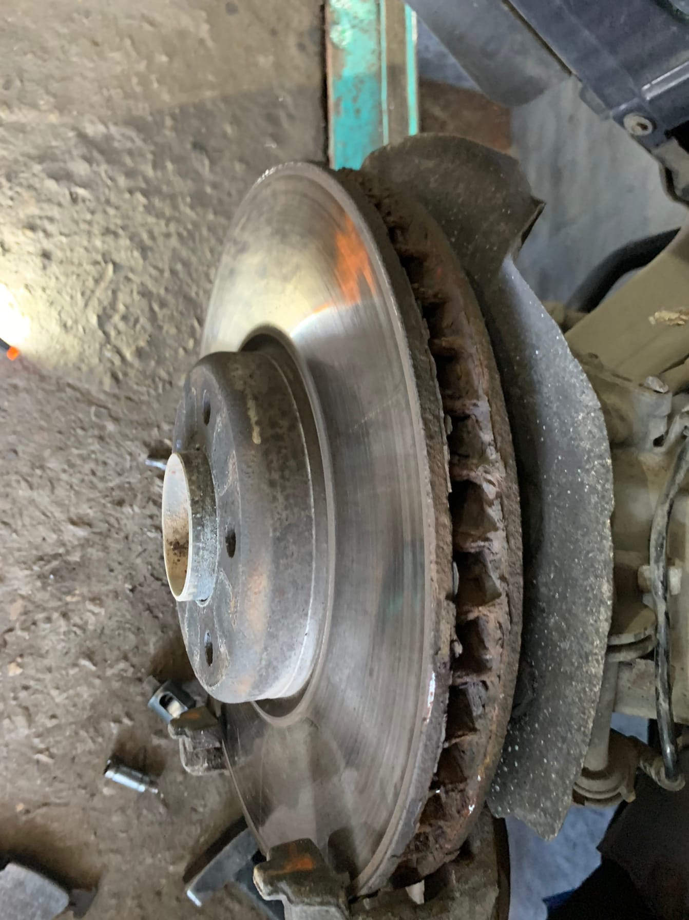 Замена тормозных дисков и колодок — BMW 7 series (F01/02), 3 л, 2009 ...