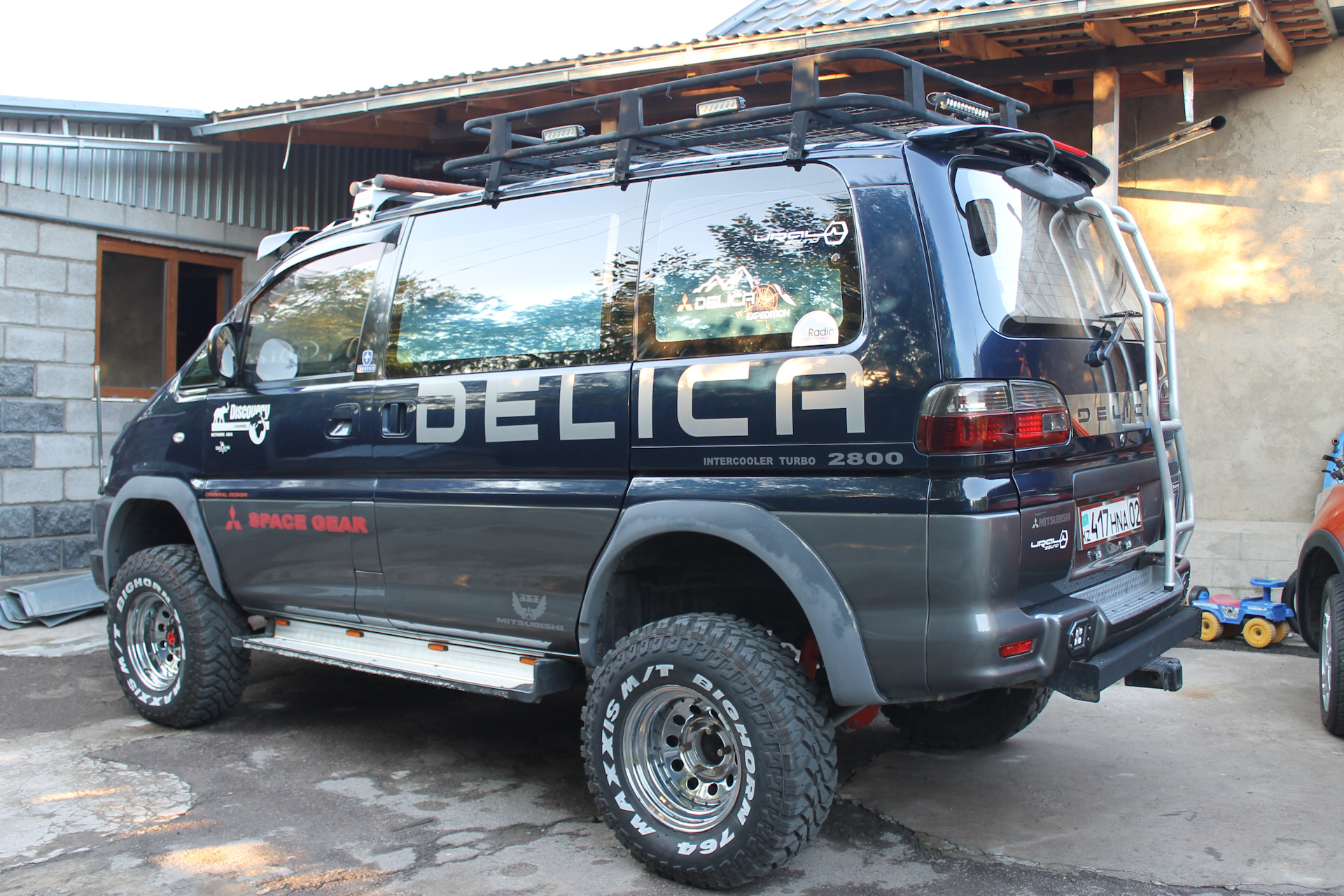 M delica. L400 Mitsubishi 4x4. Делика l400. Мицубиси Делика л400. Митсубиси Делика 400.