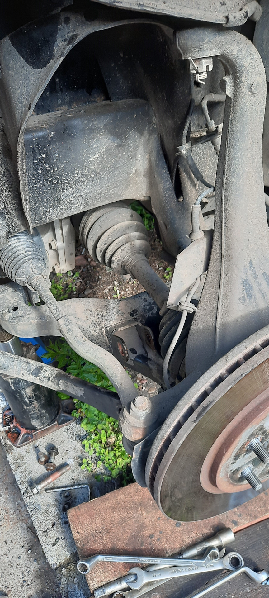 Часть 40 Замена передних стоек — Nissan Pathfinder (3G), 2,5 л