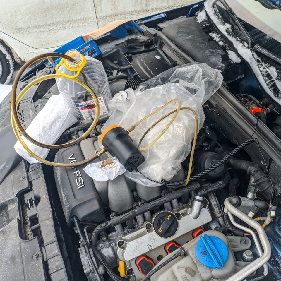 Слилось 6 литров, еще этим же насосом откачал все остатки из стакана фильтра, удобно. — Audi A5 (1G)