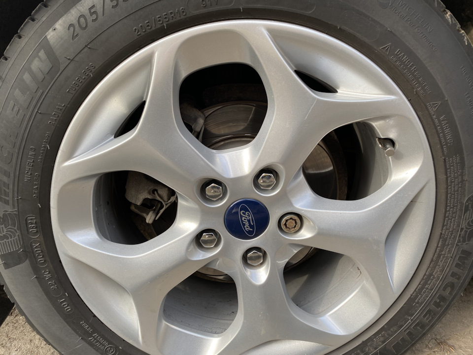 Новые колесные гайки и сезонная переобувка — Ford Focus Hatchback II, 1 ...