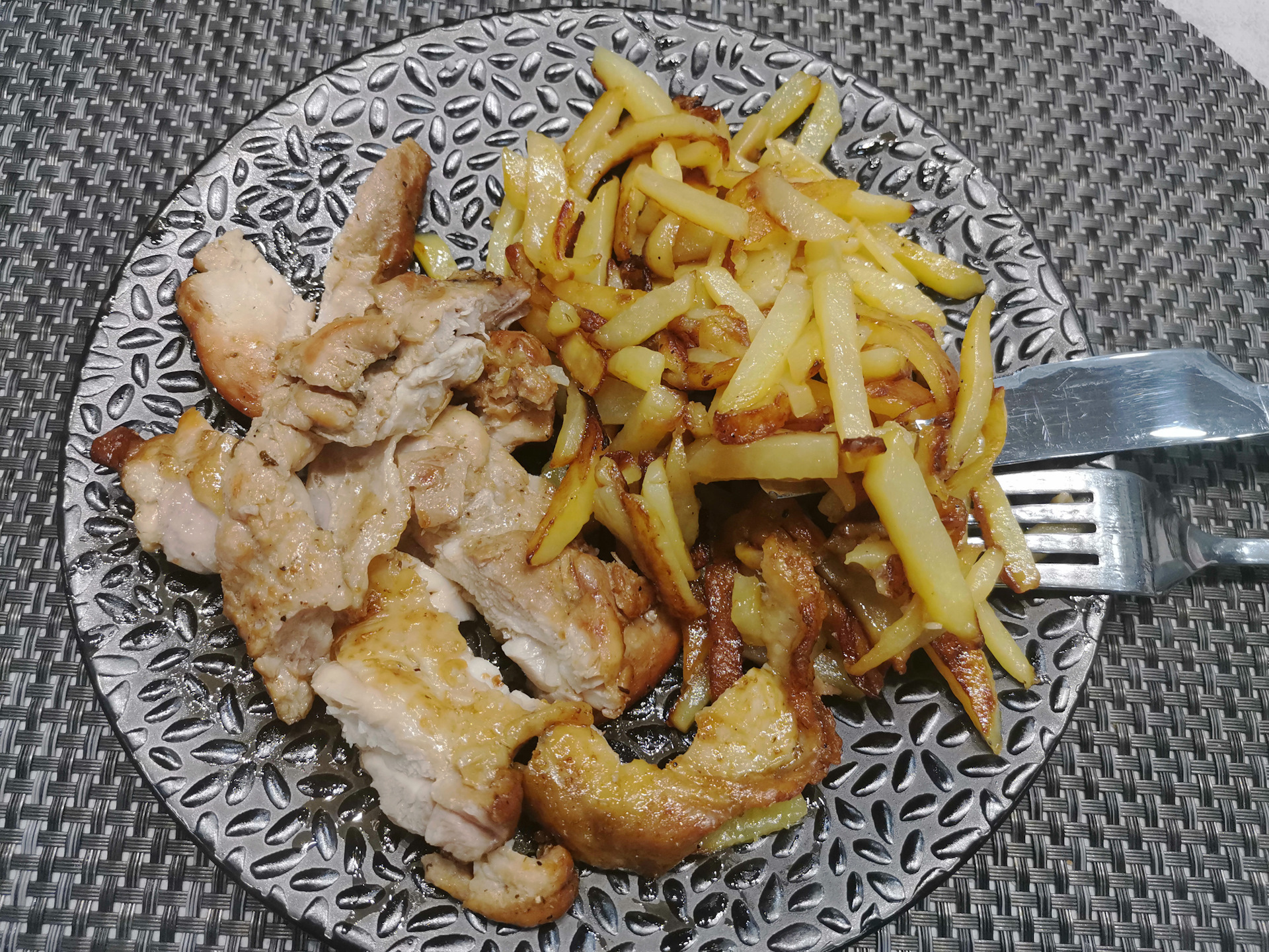 Картошка с филе в сковороде. Жареное куриное филе с картошкой. Курица с картофелем в сливочном соусе. Грудка с картошкой на сковороде. Картошка с куриной грудкой в мультиварке.