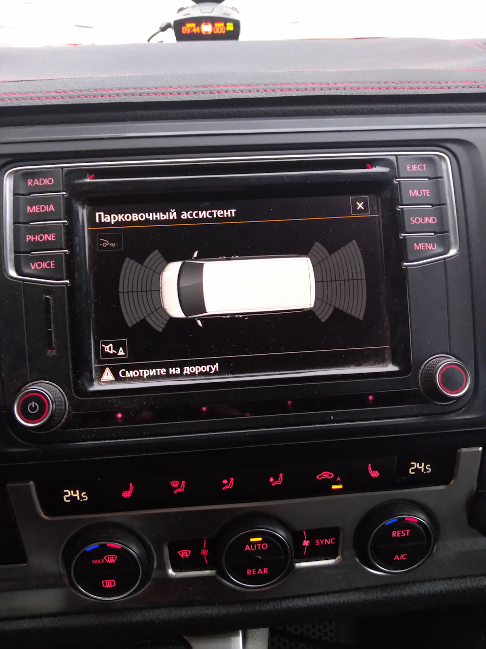 Passat b6 аукс. Магнитола болеро 1 поколение разъемы. Как адаптировать магнитолу. Магнитола 7011. Aux в пассат б6.