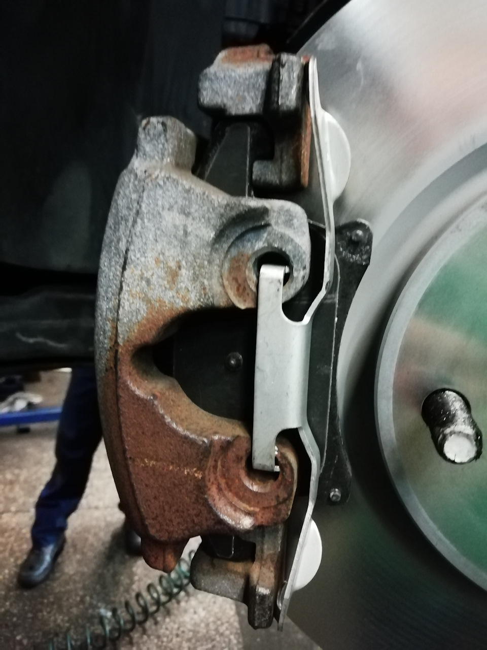 Замена тормозных дисков и колодок — Ford Fusion (2G), 2 л, 2016 года ...