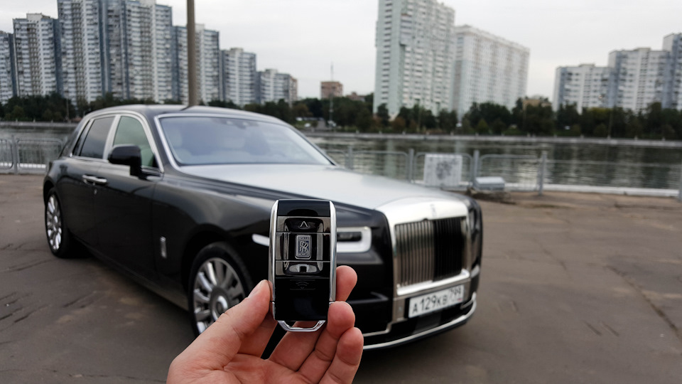 Автомобиль открытые двери rolls royce