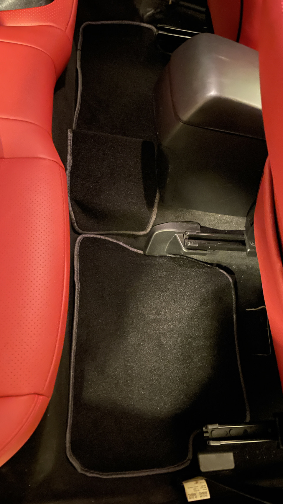 Сзади накладка на тоннель тоже велика — Mazda 3 (1G) BK