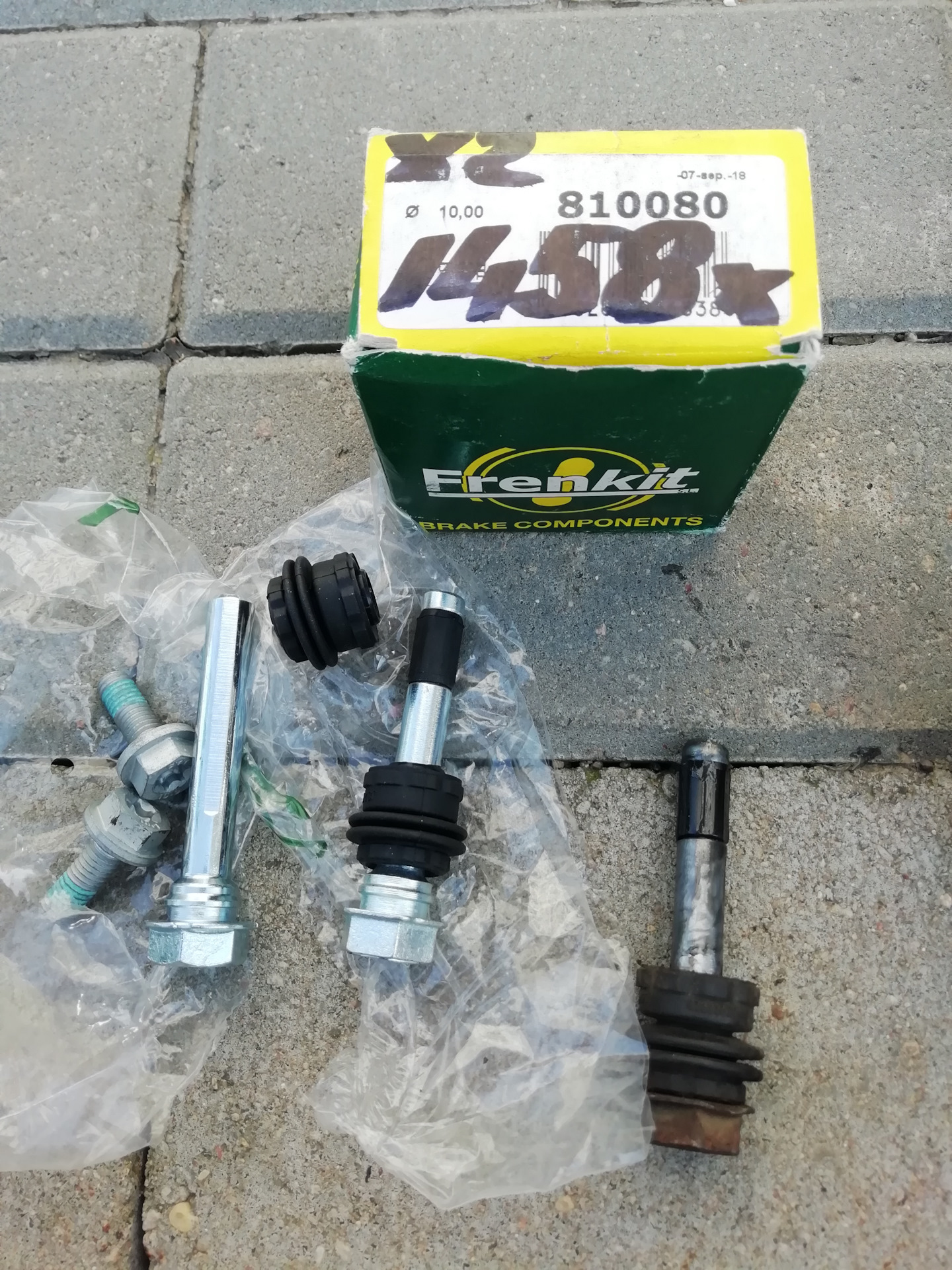 Замена ремкомплекта (Frenkit) переднего суппорта — Skoda Octavia A7 Mk3 ...