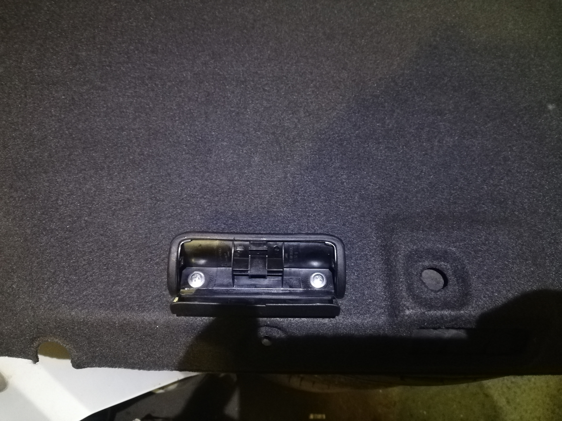 Ручка закрывания багажника внутренняя шкода октавия а5