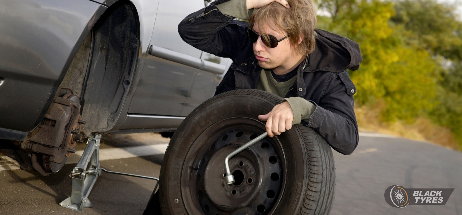 После замены колес машину тянет. Колесо на дороге. Перекидка колес. Мальчик меняет колесо. Замена колеса на дороге.