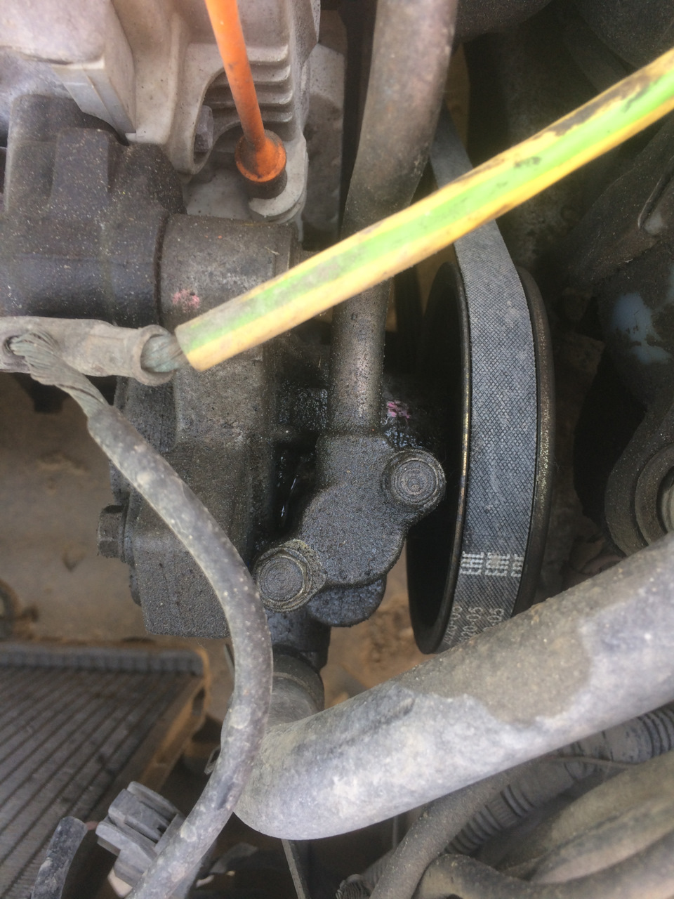 сопливило прямо из этого соединения. — Honda Civic Ferio (6G)