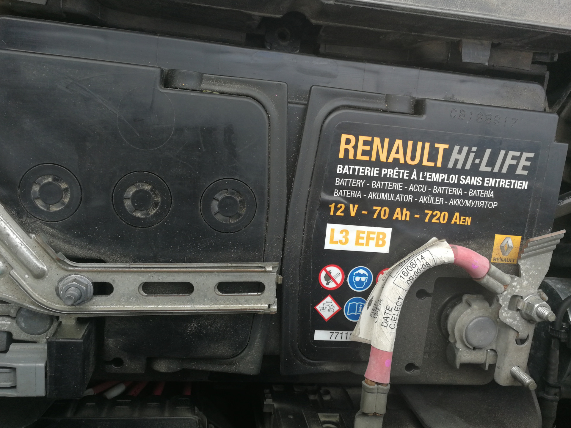 Аккумулятор автомобильный рено. АКБ для автомобиля Renault l3 700a. АКБ Рено Сценик 1.6. Аккумулятор Рено Сценик 3 Drive 2. АКБ на Сценик 3.