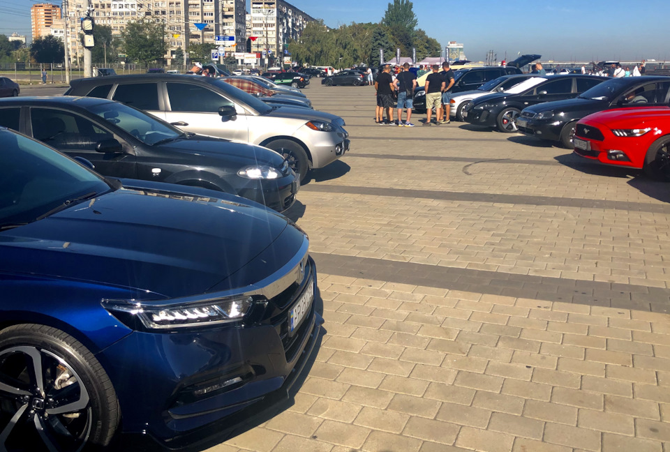 что такое автозвук и соревнования по нему. nIAAAgBDR A 960. что такое автозвук и соревнования по нему фото. что такое автозвук и соревнования по нему-nIAAAgBDR A 960. картинка что такое автозвук и соревнования по нему. картинка nIAAAgBDR A 960. Автозвук, или car audio, — тяжелая форма аудиофилии, выражающаяся в стремлении добиться идеального звучания автомобильной аудиосистемы. Передается при контакте с носителем болезни. Лечению обычно не поддается. Скрытый инкубационный период – от нескольких часов до нескольких месяцев.Большой Музыкальный Словарь. Москва, 2003 год.ЖЕЛАНИЕ ИМЕТЬ в автомобиле потрясающую аудиосистему свойственно каждому, кто проводит за рулем несколько часов в день. Автомобиль нередко остается единственным местом, где можно уединиться и послушать музыку в свое (и не только) удовольствие. Цель проведения соревнований по автозвуку — оценка качества и громкости звучания аудиосистемы, демонстрация ее возможностей, и, может, определение скрытых в ней резервов. Предела совершенству нет, и желание иметь в машине нечто большее, чем просто «магнитола + две колонки» вполне объяснимо.Качественные автоаудиосистемы тешат самолюбие обладателей и становятся предметом восхищения у людей, которым это в диковинку. Ну и, конечно, прекрасный способ доказать, что твоя аудиосистема лучшая – выиграть на соревнованиях по автозвуку…