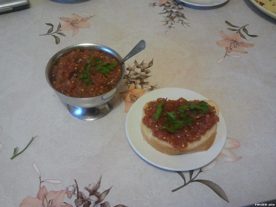 сырая баклажанная икра рецепт простой и вкусный. nIAAAgCSm A 960. сырая баклажанная икра рецепт простой и вкусный фото. сырая баклажанная икра рецепт простой и вкусный-nIAAAgCSm A 960. картинка сырая баклажанная икра рецепт простой и вкусный. картинка nIAAAgCSm A 960. Овощей на базарах полно, а желание приготовить баклажанную икру муляет меня еще с прошлого года, когда я кабачковую икру готовил. Но в прошлом году, до баклажанов руки так и не дошли, но в этом году, я все-таки дорвался до них!В детстве я часто ел баклажанную икру, мамка готовила ее по всякому – и жареную, и сырую, и для консервации. У разной икры и вкус разный, и у каждого свой взгляд на это. Я больше люблю икру сырую и именно ее я и решил приготовить.Кто не помнит фрагмент из фильма «Иван Васильевич меняет профессию» когда накрывается стол для ненастоящего царя, и герой Крамарова рассказывает о всяческих яствах, и особенно облизывается на икру баклажанную, заморскую? Я так думаю, помнят все, кто видел фильм, но особенно эта шутка запомнилась тем, кто жил при Союзе, ведь и ежу было понятно, что икра заморская баклажанная была намного доступнее икры черной и красной, на которую царский писарь и внимания-то не обратил.Я, правда, буду несколько другую икру готовить, но в умах большинства баклажанная икра запомнилась именно такой, какой ее показали в знаменитой комедии.