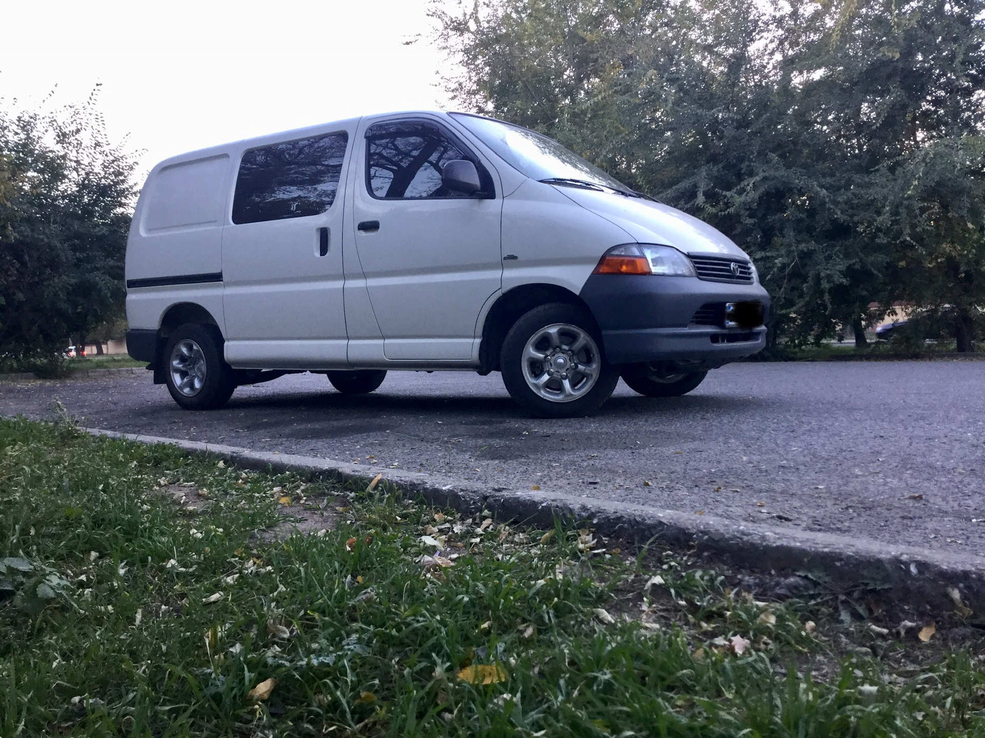 Hiace диски. Toyota Hiace h200. Toyota Hiace 2.5. Toyota Hiace r18. Тойота Хайс h -200 диски.