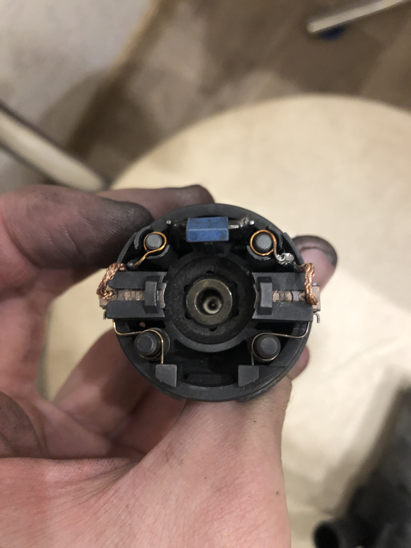 Замена щеток в дополнительной помпе — Volkswagen Sharan (1G), 1,9 л ...